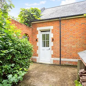 The Annexe - Beautiful Apartment With Garden Close To Heathrow And Windsor Staines-upon-Thames