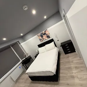 Letzi Private En-suite, Near Heathrow Airport T3 Hayes (Greater London)