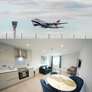 10 Min Drive To Airport - Free Parking - 15 Min Bus Ride - Ev Charge Available Stanwell